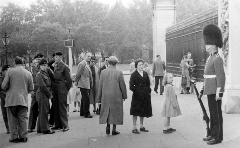 Guards and Civs,Buck Palace-49PNG
