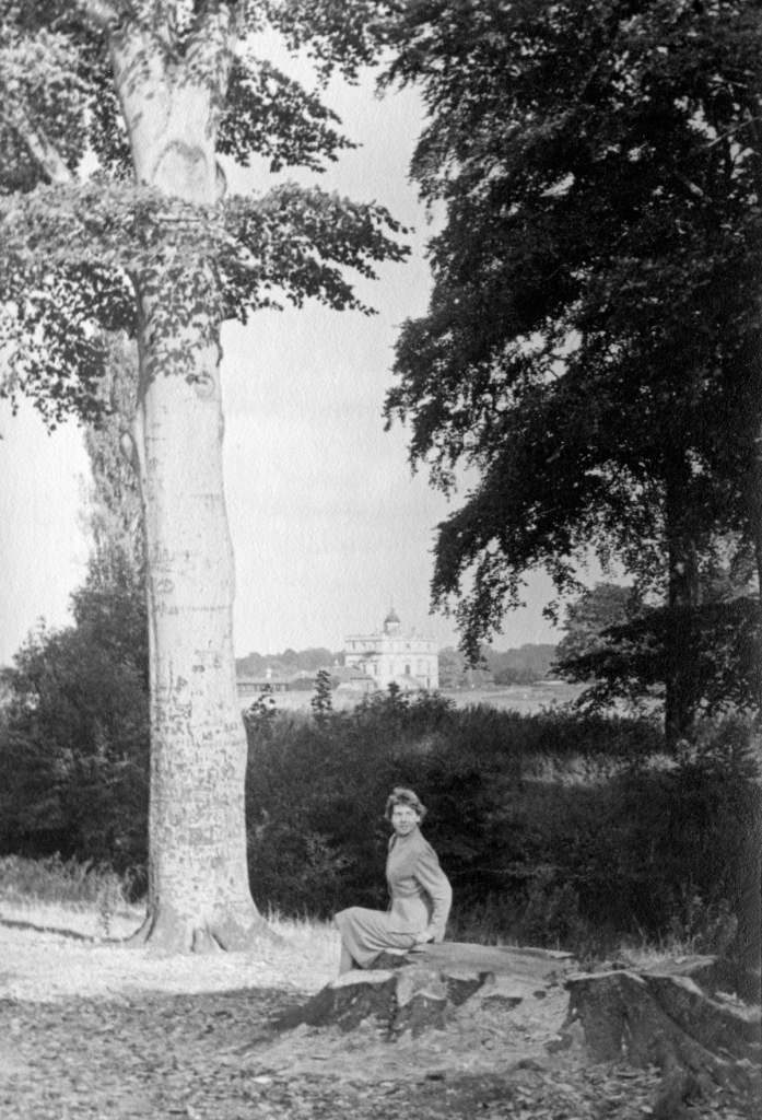 Girl at Thames ,Bot. Garten ObservPNG