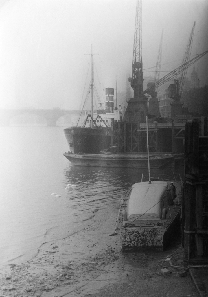 London Pool,2-69 PNG